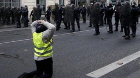 FOTO: Gerakan Rompi Kuning Kembali Mengepung Paris
