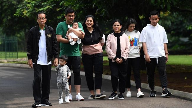 Empat perempuan dari keluarga Jokowi; Iriana Jokowi, Kahiyang Ayu, Selvi Ananda, dan Sedah Mirah Nasution tampil kompak dalam sebuah pemotretan keluarga.