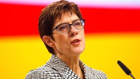 Annegret Kramp-Karrenbauer, Fans AC/DC Calon Kanselir Jerman