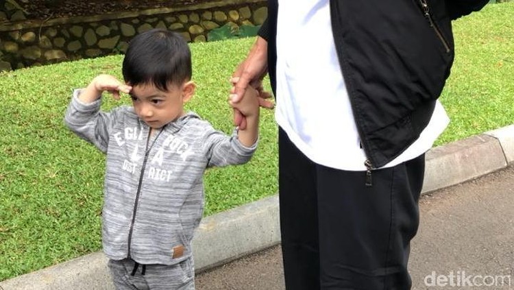 Tingkah anak-anak memang menggemaskan ya, Bun. Begitu pula dengan tingkah cucu Jokowi, Jan Ethes.
