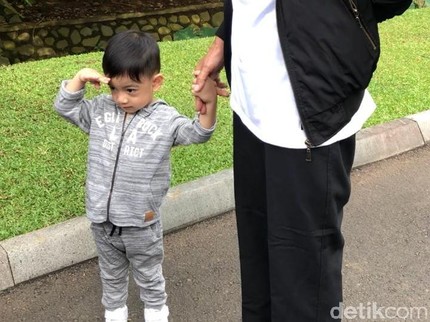 Tingkah Menggemaskan Jan Ethes Saat Jokowi Nyanyi Indonesia Raya