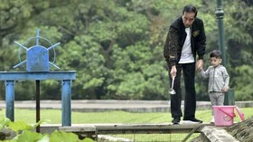 Jokowi Ajak Jan Ethes Salat di Masjid Sheikh Zayed Solo