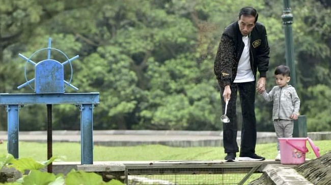 Presiden Jokowi diketahui tiba di Masjid Sheikh Zayed Solo bersama Ibu Negara Iriana dan cucu pertamanya, Jan Ethes, untuk melaksanakan salat duha. 