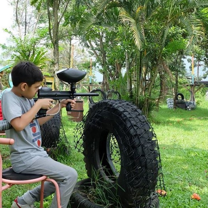 <p>Wah, Arsen Raffa Balweel lagi serius banget nih. Jangan diganggu ya, he-he-he. (Foto: Instagram @ristytagor)  </p>