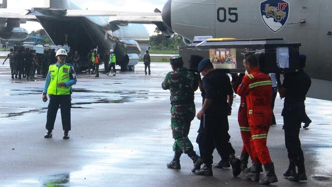 Jenazah Renal Tagasey Tentua, salah satu korban penembakan Kelompok Kriminal Bersenjata (KKB) di Pedalaman Distrik Beoga, Kabupaten Puncak, Papua, tiba di Ambon