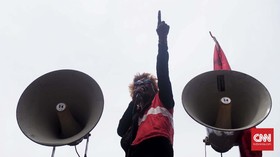 Mahasiswa-Buruh Surabaya Demo Tolak Omnibus 11 Maret