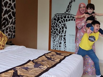 Cute! Momen Quality Time Risty Tagor dengan Si Kecil