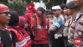 Berkalung Senapan Gas Air Mata, Polisi Menari Bareng Buruh