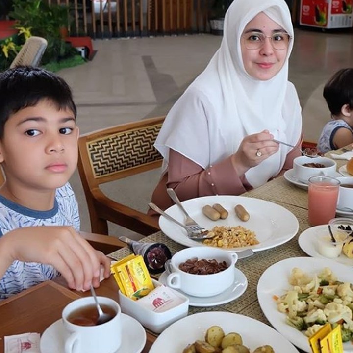 <p>Habis seru-seruan main sama si kecil, waktunya isi 'bahan bakar' dulu, he-he-he. (Foto: Instagram @ristytagor)  </p>