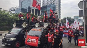 Ratusan Buruh Berunjuk Rasa di Istana, Soroti Pelanggaran HAM