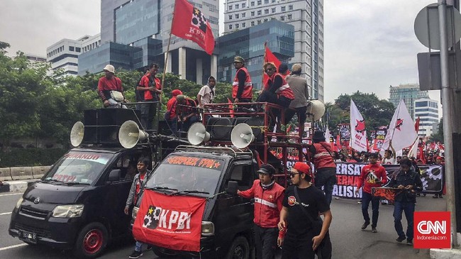 Massa Konfederasi Persatuan Buruh Indonesia berunjuk rasa di depan Istana Merdeka. Mereka menyoroti kasus korupsi dan pelanggaran HAM di era Jokowi. 