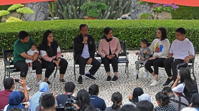 Jokowi mengatakan tak pernah melarang anak dan menantunya terjun ke politik. Tapi, kata Jokowi, menantunya Bobby Nasution memiliki bakat di politik.
