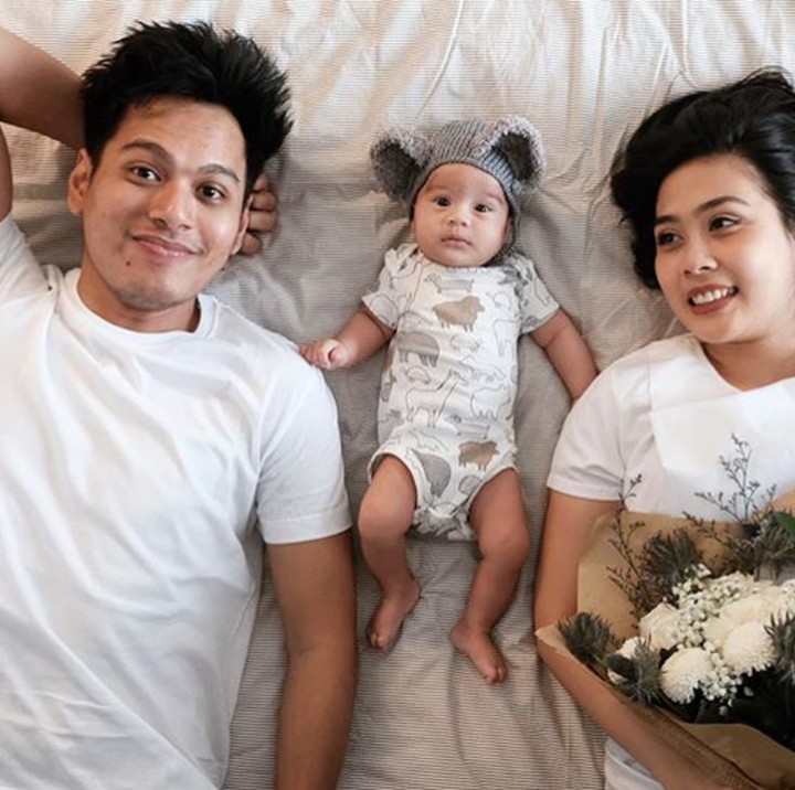 <p>Dara mirip Ayah Rendy atau Bunda Mia ya? (Foto: Instagram/ @miasesaria)</p>