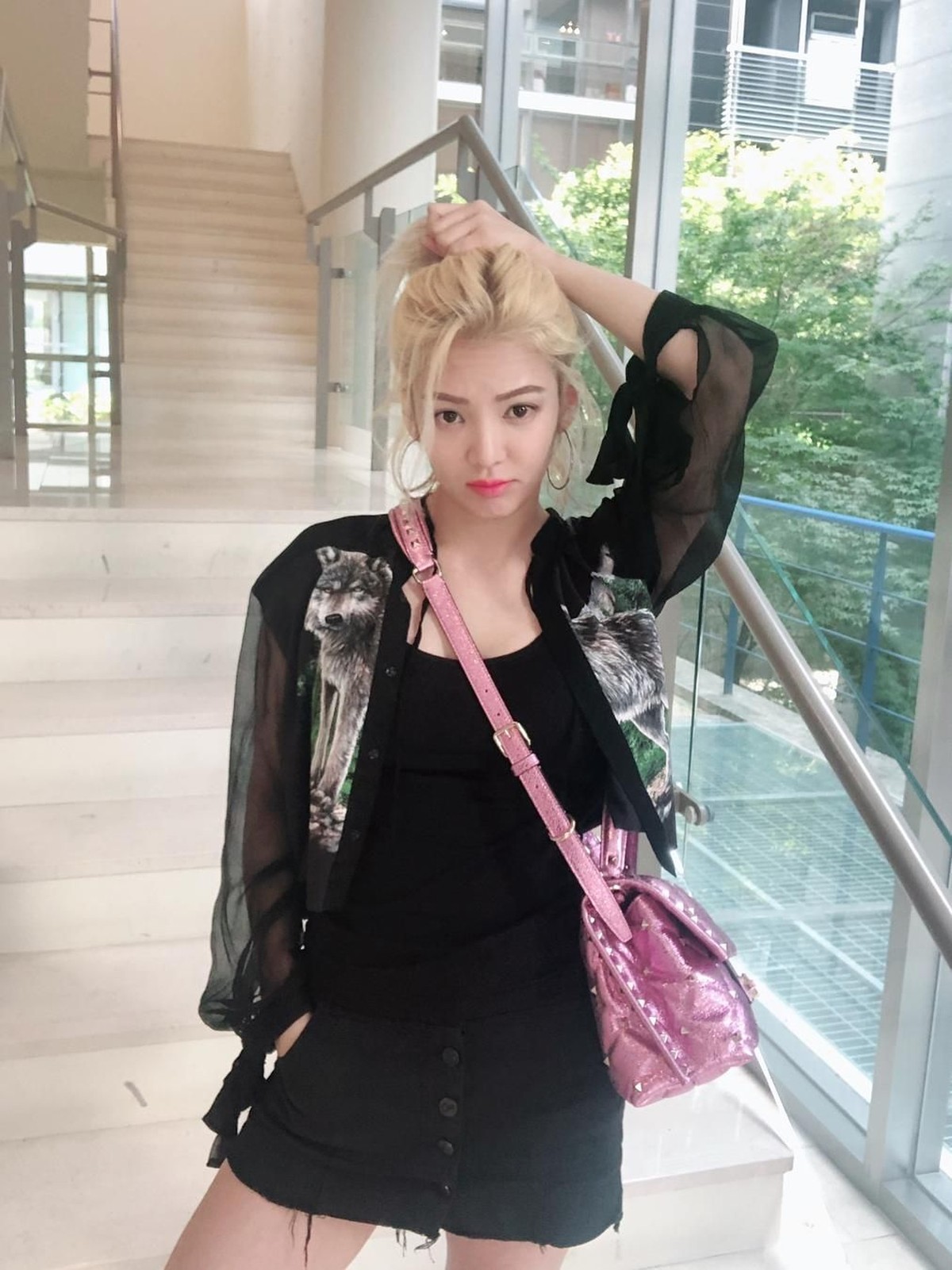Penyanyi cantik&comma; Kim Hyoyeon&comma; memulai debutnya sebagai disk jockey&period; Ia juga akan tampil dan memeriahkan acara HUT Transmedia ke-17&comma; Sabtu &lpar;15&sol;12&rpar;&period;