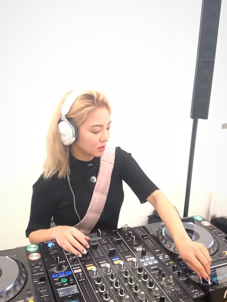 Debut Sebagai DJ, Intip Pesona Hyoyeon Penyanyi cantik, Kim Hyoyeon, memulai debutnya sebagai disk jockey. Ia juga akan tampil dan memeriahkan acara HUT Transmedia ke-17, Sabtu (15/12).