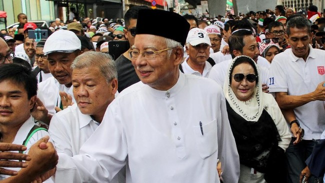 Eks PM Malaysia, Najib Tun Razak hadir di aksi unjuk rasa 812 di Kuala Lumpur. Dia menolak konvensi anti-diskriminasi ras PBB.