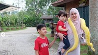 <p>Hmm, Bunda <a href="https://hot.detik.com/celeb/4228730/diisukan-dinikahi-ustaz-ini-jawaban-risty-tagor" target="_blank">Risty Tagor</a> rupanya berani juga ya dekat-dekat dengan ular. (Foto: Instagram @ristytagor)  </p>