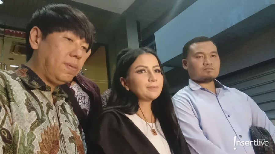 Artis cantik, Five Vi, terlihat mendatangi Polda Metro Jaya, Jumat (7/12) untuk melaporkan kasus penipuan.