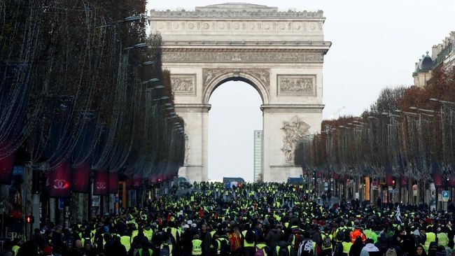 Saat aksi demo rompi kuninga, orang-orang masuk ke dalam Arc de Triomphe untuk menjarah dan merusak benda-benda bersejarah yang terpajang di dalamnya.
