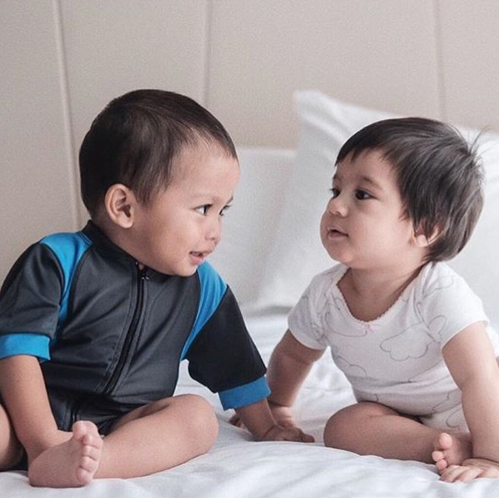 <p>Hmm, apa yang lagi dipikirkan Dara dan temannya ya? (Foto: Instagram/ @miasesaria)</p>