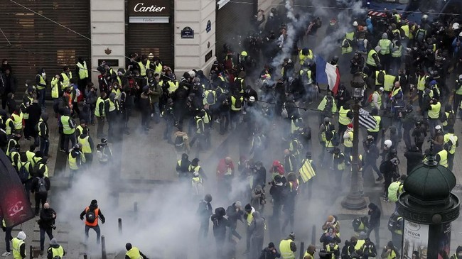 Massa demonstran 'rompi kuning' kembali terlibat bentrok dengan aparat kepolisian Prancis di Kota Montpellier dan mengakibatkan sejumlah fasilitas rusak.