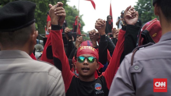 Saat ini, 12 dari 21 orang buruh yang ditahan polisi telah dibebaskan. Jika sembilan lainnya masih ditahan, buruh akan menggelar aksi yang lebih besar di Polda.