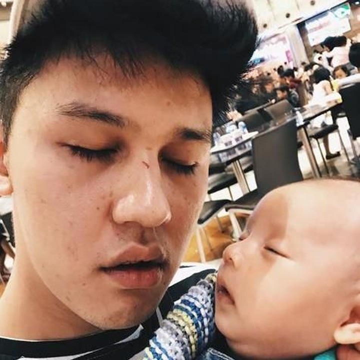 <p>Difotoin Mama Rini, saat papa dan Nord sama-sama sedang tidur. Gaya tidurnya mereka mirip banget ya,Bun. (Foto: Instagram @jevinjulian)</p>