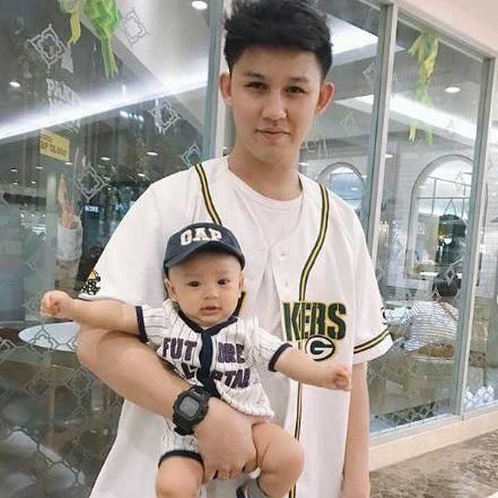 <p>Kompak banget nih, Papa sama Nord pakai Baseball shirt. Kala itu, mereka sedang mudik ke kampung halaman Mama Rini di Medan. Jalan-jalan pertama Nord nih, ke rumah nenek. (Foto: Instagram @rinni_w)</p>