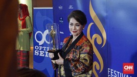 Widyawati Dianugerahi Lifetime Achievement Awards FFI 2018