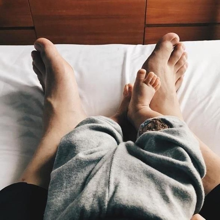 <p>Kalau ini, mereka lagi pamer selfie foot (selfot) nih, Bun. Kata Papa Jevin, kaki mereka pun terlihat sangat mirip seperti kembaran lho. (Foto: Instagram @jevinjulian)</p>