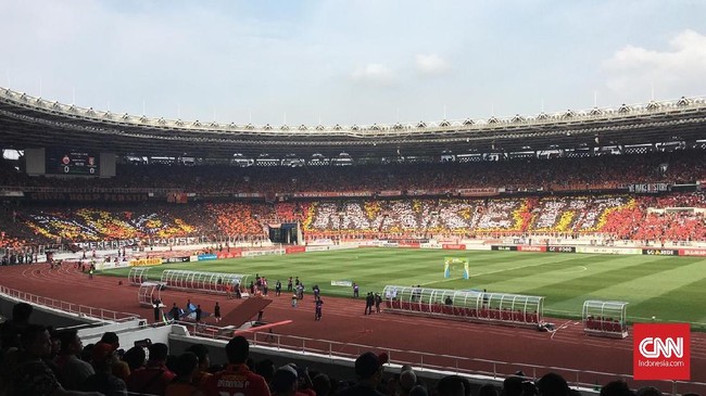 Kelompok suporter Persija, Jakmania, lewat koreografi di atas tribune menyerukan agar Persija membawa pulang gelar liga ke-11 sepanjang sejarah.