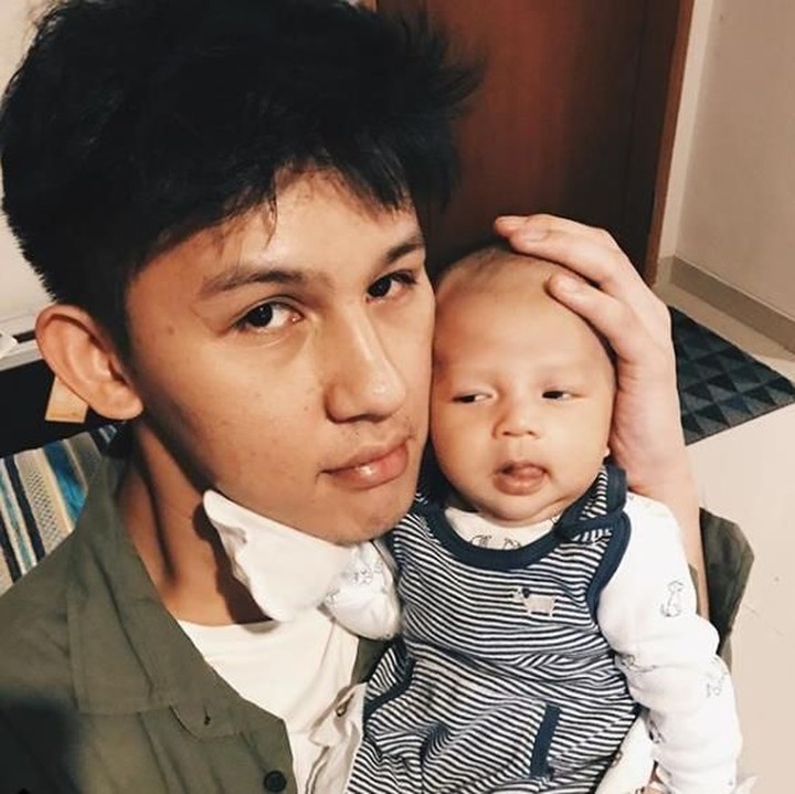 <p>Selfie bareng nih Papa Jevin dan Nord. Menurutnya, ini bagaikan Jevin kecil dan Nord besar. Setuju Bunda? (Foto: Instagram @jevinjulian)</p>