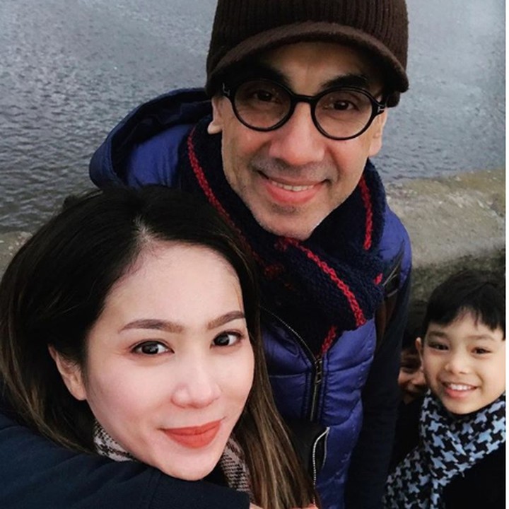 <p>Saat bersama suami dan anak-anaknya nih, Bun, Karan Pradhi Singh dan Harrneel Pradhi Singh. (Foto: Instagram @bungazainal05)</p>