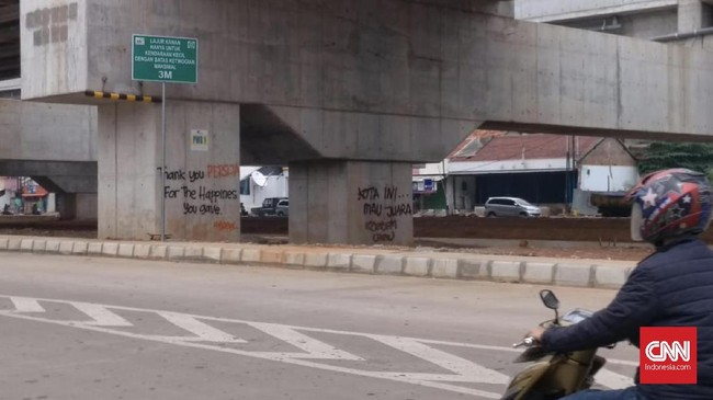 Seorang pria tak terima jalan ditutup sehingga merusak rambu lalu lintas di Kalimalang, Bekasi.