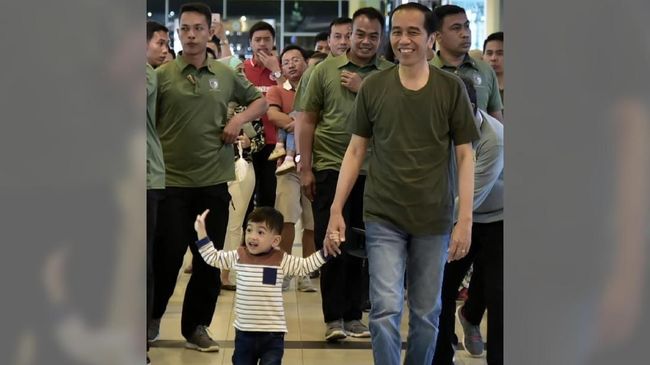 Blak-blakan Jokowi Jawab Fitnah Asing-Aseng hingga PKI Jokowi menyebut fitnah tentang dirinya antek asing, agen aseng, hingga anak keturunan PKI merupakan bentuk politik tak beradab.