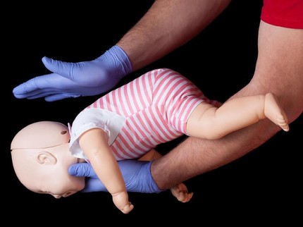 Cara Aman Mencegah Anak Tersedak Makanan