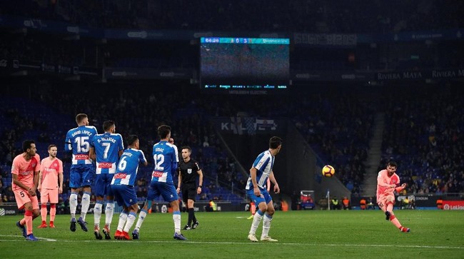 Barcelona kukuh di puncak klasemen dan menjauhkan diri dari kejaran pesaing terdekatnya usai melumat Espanyol 4-0 di Stadion RCDE, Sabtu (8/12).