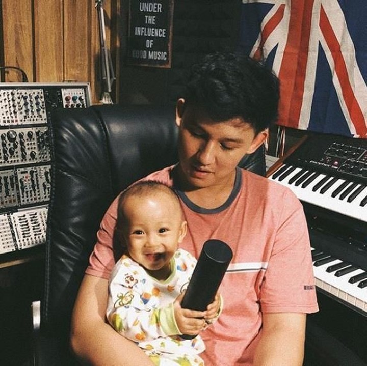 <p>Jevin Julian sudah mengenalkan musik pada Nord sejak kecil lho, Bun. Caranya, dengan sering mengajak Nord masuk ke sudio musik. Bunda ingin menyaksikan penampilan <a href="https://hot.detik.com/music/d-4231144/rinni-wulandari-dan-jevin-julian-mesra-terus" target="_blank">Jevin Julian</a>, jangan lewatkan aksinya di puncak acara perayaan ulang tahun Sweet 17 Transmedia, 14-16 Desember 2018.   Acara ini bakal digelar di Lapangan Transcity, BSD, Tangerang. Bunda dan keluarga juga bisa saksikan langsung penayangannya di TransTV, Trans7, dan Live Streaming di HaiBunda.com mulai pukul 18.30 WIB s.d selesai. (Foto: Instagram @jevinjulian)  </p>