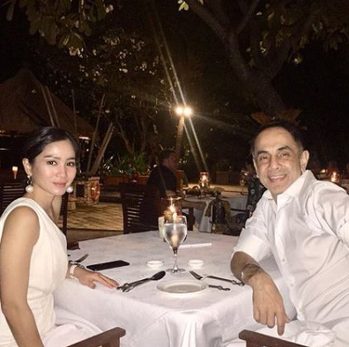<p>Romantis, <a href="https://hot.detik.com/celeb/3523436/tag-sukhdev-singh-bunga-zainal-mulai-berani-go-public-soal-pernikahannya" target="_blank">Bunga Zainal</a> dan Sukhdev Singh saat candle light dinner. (Foto: Instagram @bungazainal05)</p>