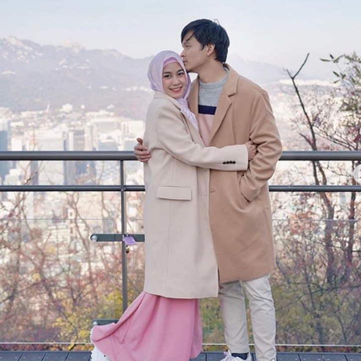 <p>Muach! Kecup penuh cinta dari Anandito untuk <a href="https://hot.detik.com/celeb/4203276/ini-dia-sosok-calon-suami-anisa-rahma-jalani-taaruf-sebelum-nikah" target="_blank">Anisa Rahma</a>  Foto: Instagram @anisarahma_12)</p>