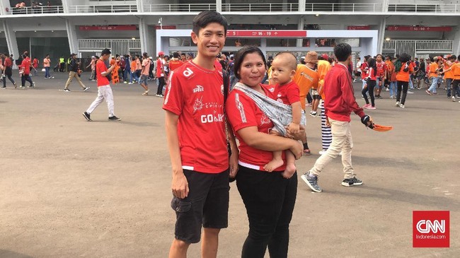 Rahel Yosephine dan sang istri, Nevayana Surbakti, tak ragu membawa buah hati mereka yang berusia 9 bulan untuk menonton langsung Persija vs Mitra Kukar.