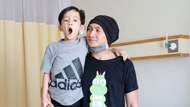 Kocaknya Anak Anji Larang Orang Tuanya Berpelukan Saga terlihat melompat dan 'nyempil' di antara Manji dan Minda. Hemm...anak Bunda ada yang bersikap sama?