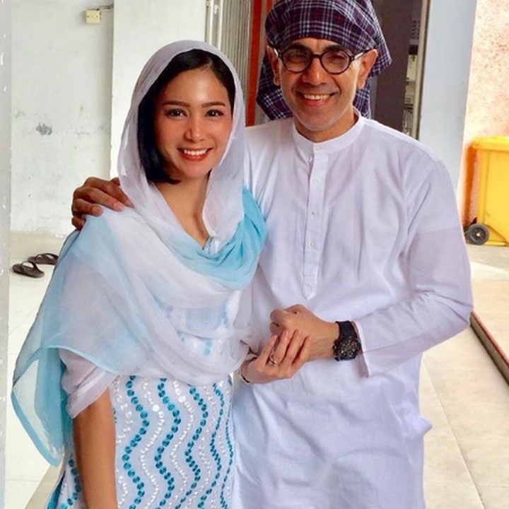 <p>Kompak, <a href="https://hot.detik.com/celeb/3703878/tambah-anak-dari-sukhdev-singh-bunga-zainal-nanti-saya-diuber-uber-lagi" target="_blank">Bunga Zainal</a> dan suami pakai baju bernuansa putih biru. (Foto: Instagram @bungazainal05)</p>