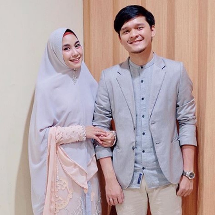 <p>Dibalut busana kayak gini, <a href="https://wolipop.detik.com/foto-hijab/d-4215712/taaruf-anisa-rahma-cantik-dengan-hijab-ala-princess-di-hari-pernikahan" target="_blank">Anisa Rahma</a> makin cantik dan bikin pangling ya, Bun? (Foto: Instagram @anisarahma_12)</p>