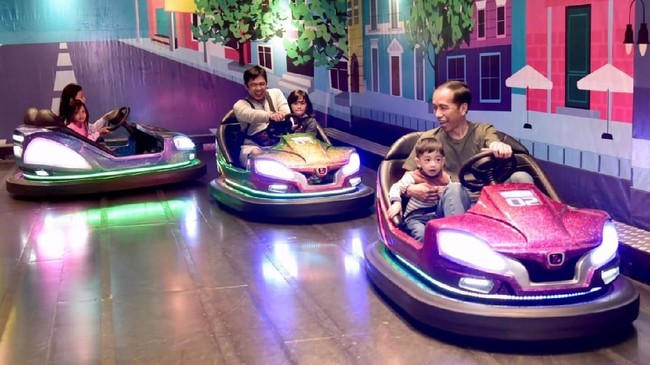 Presiden Jokowi mengaku hanya mengajak cucunya, Jan Ethes Srinarendra, bermain dan jalan-jalan. Ia membantah melibatkan Jan Ethes dalam kampanye.