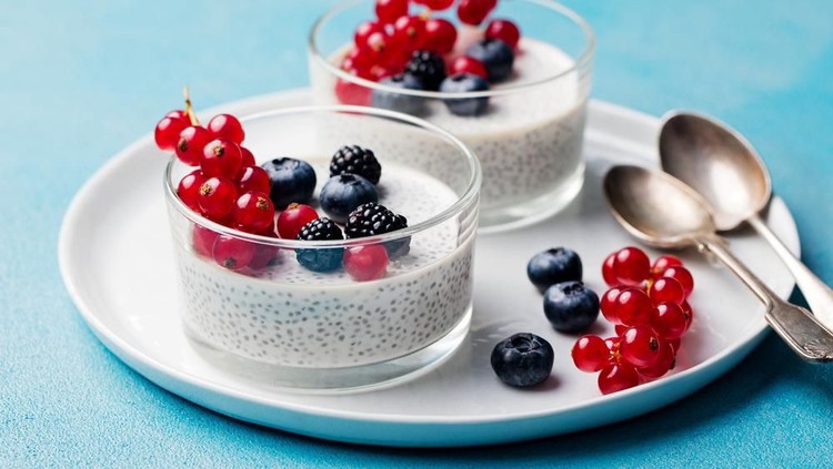 Daripada membeli makanan dan minuman dengan tambahan chia seed di luar rumah, mending bikin sendiri di rumah, Bun. Intip yuk caranya.