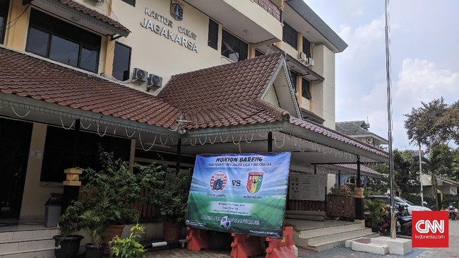 Acara nonton bareng pertandingan Persija Jakarta menghadapi Mitra Kukar berlangsung di kantor-kantor lurah dan camat di Jakarta, Minggu (9/12).