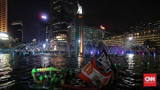 Sebanyak delapan lokasi di DKI Jakarta akan menyalakan cahaya oranye dan merah untuk merayakan ulang tahun Persija Jakarta yang ke-92, pada Sabtu (28/11) malam.