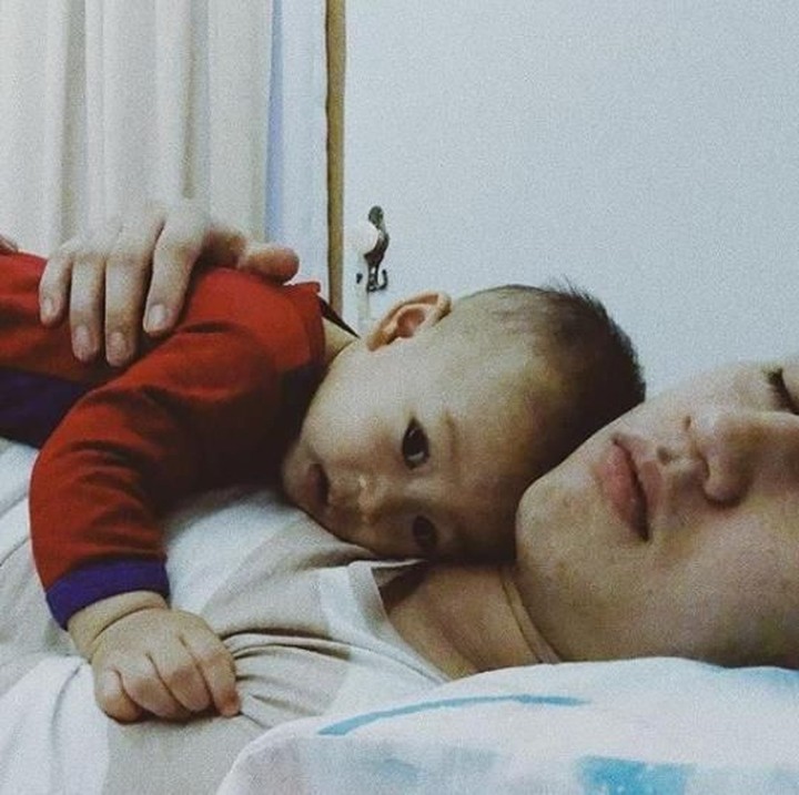 <p>Anak memang paling nyaman kalau dipeluk sama orang tuanya. Seperti Nord yang terlihat menikmati sentuhan papanya. Meskipun Jevin sampai ketiduran ya, Bun. He-he-he. (Foto: Instagram @jevinjulian)</p>