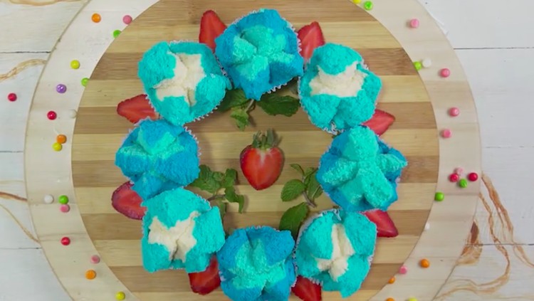 Bolu kukus berwarna biru ini akan menarik hati anak-anak, Bun. Coba yuk sebagai menu bekal mereka besok hari.